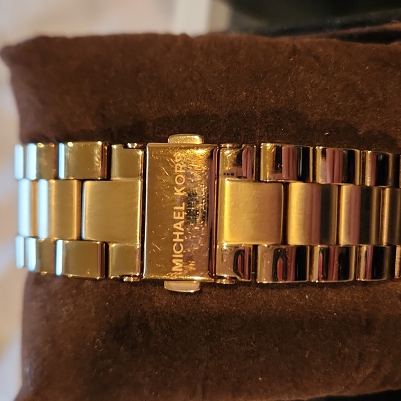 MICHAEL KORS WOMANS GOLD TONE WATCH # 3264- PINK. Box & tags. - Picture 5 of 9